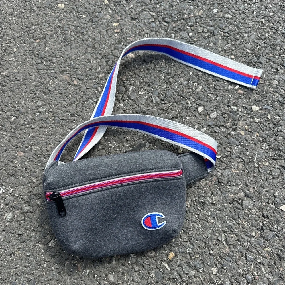 Champion Fanny Pack Crossbody Grey, adjustable strap‎ comfortable wear